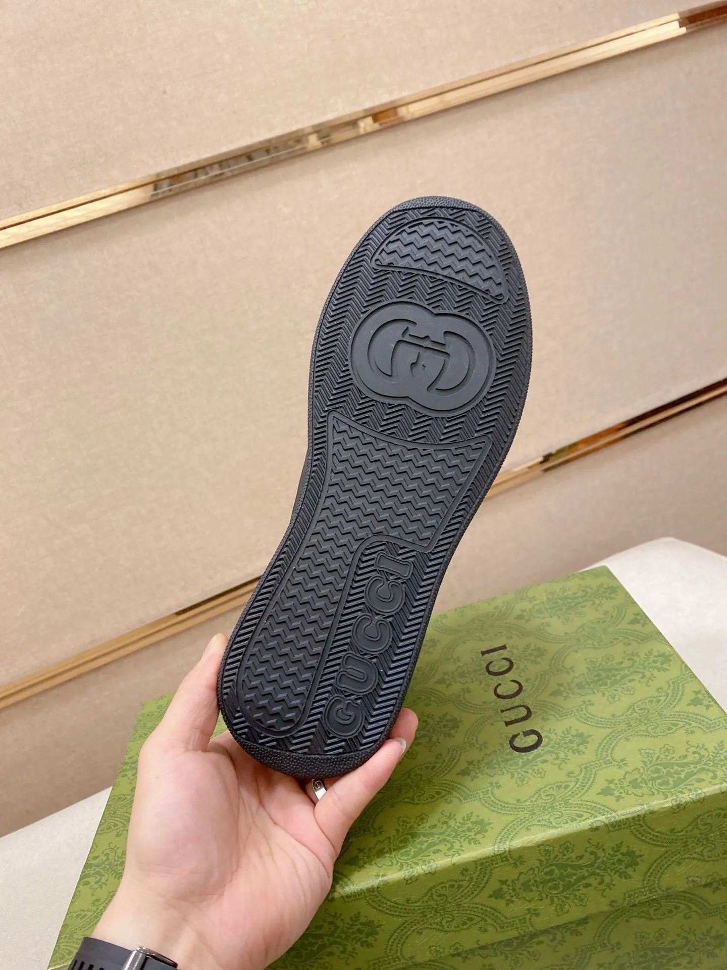 Factory price: 442💰 (GUCCI) The latest model from the official website🎁🎁Casual and fashionable men's shoes👟, hot style💥The style is simple and elegant, exclusive for trendy men. Unique official website's latest brand elements👑original Gucci decoration, fashionable and generous, the fabric is original cowhide ✅sheepskin lining, the official website specifies wear-resistant casual outsole, the classic model is taken in kind at the counter🎬38-44 (can be customized for 45 non-refundable)